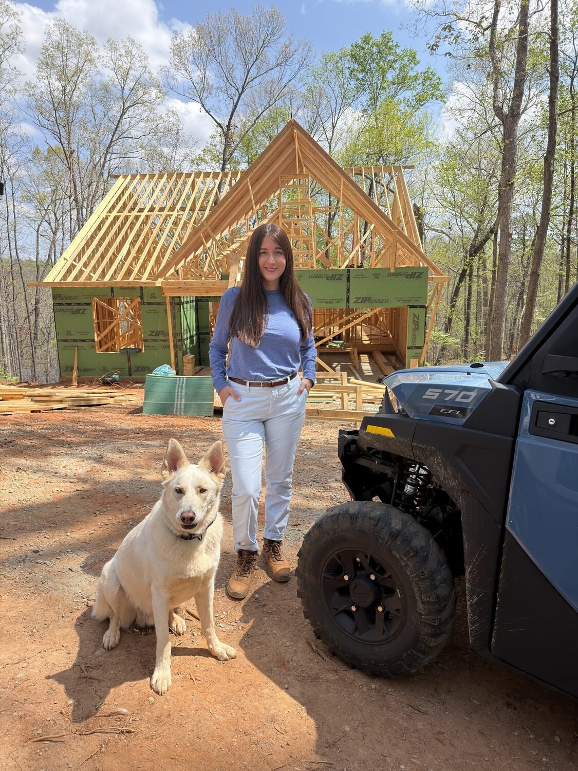 América Ahumada en la obra de una casa en estructura, junto a Lake Hartwell