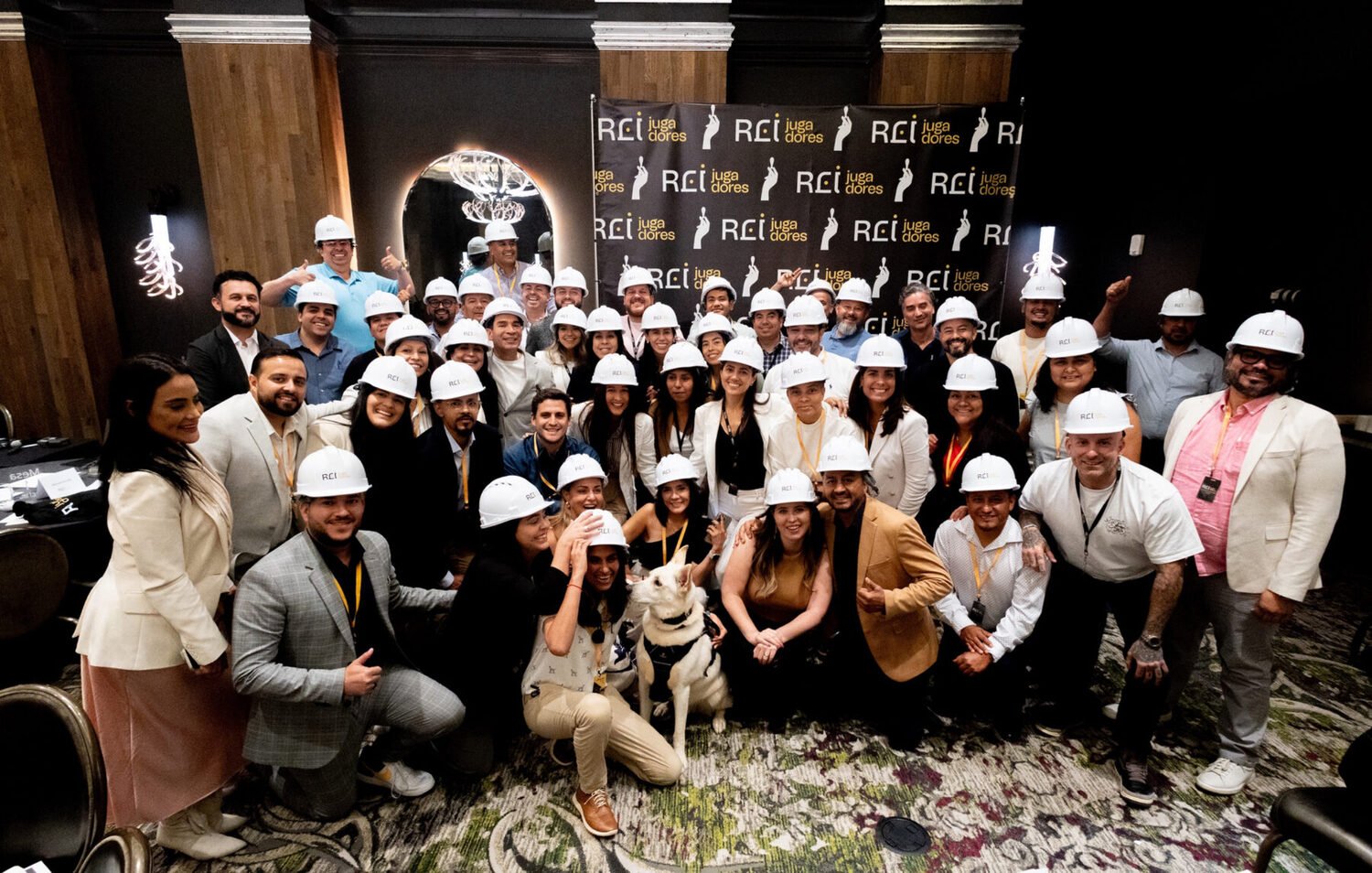 El círculo de inversionistas de Territorio América reunido con casco en una obra