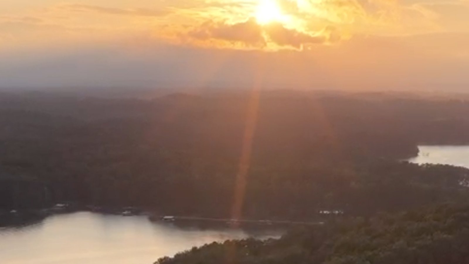 Atardecer sobre el lago y el bosque de Carolina del Sur, la zona donde se construye