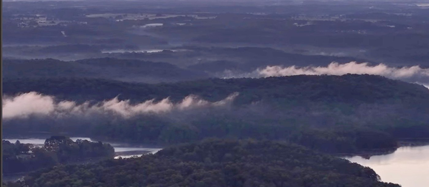 Terreno con bosque y frente de lago al amanecer en Carolina del Sur, la materia prima del landflipping