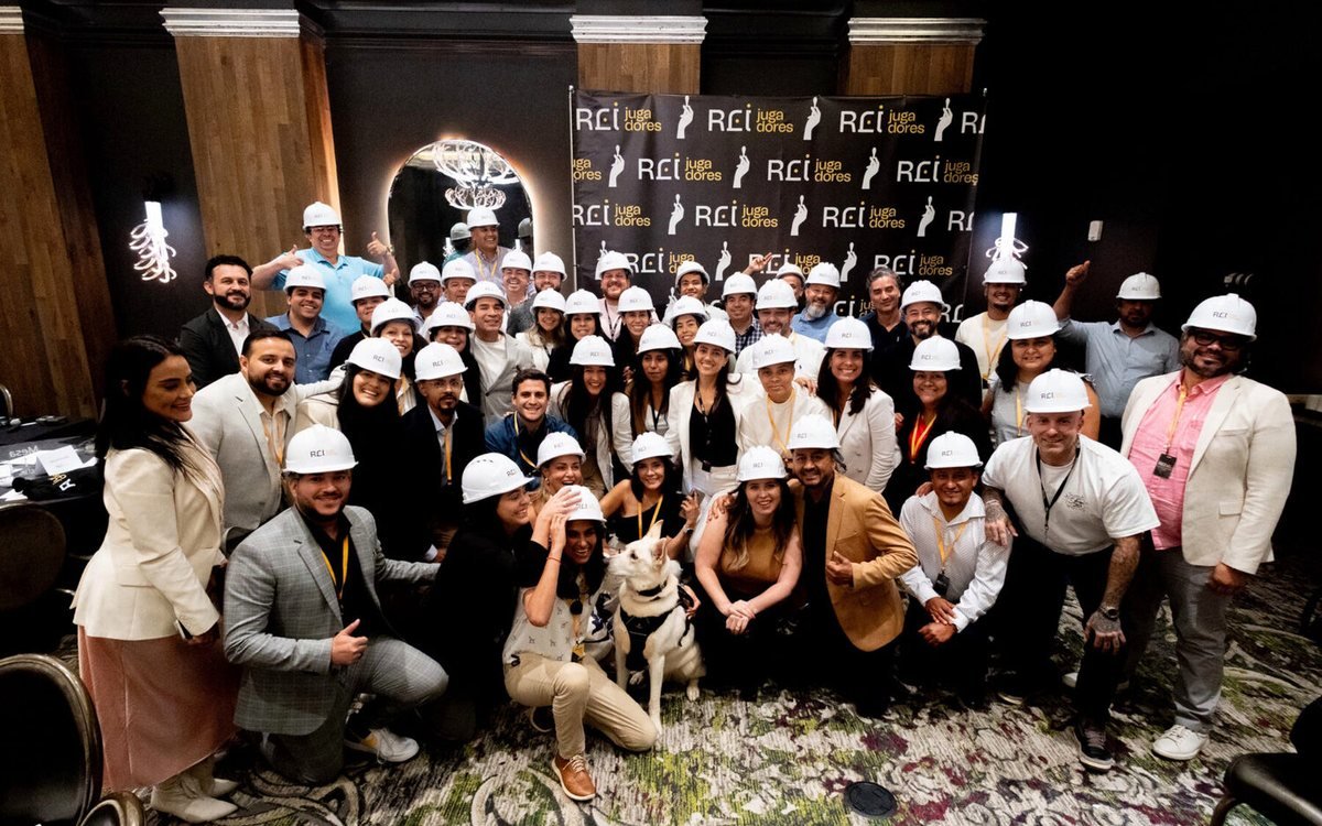 El equipo y los alumnos de Territorio América con casco en una obra