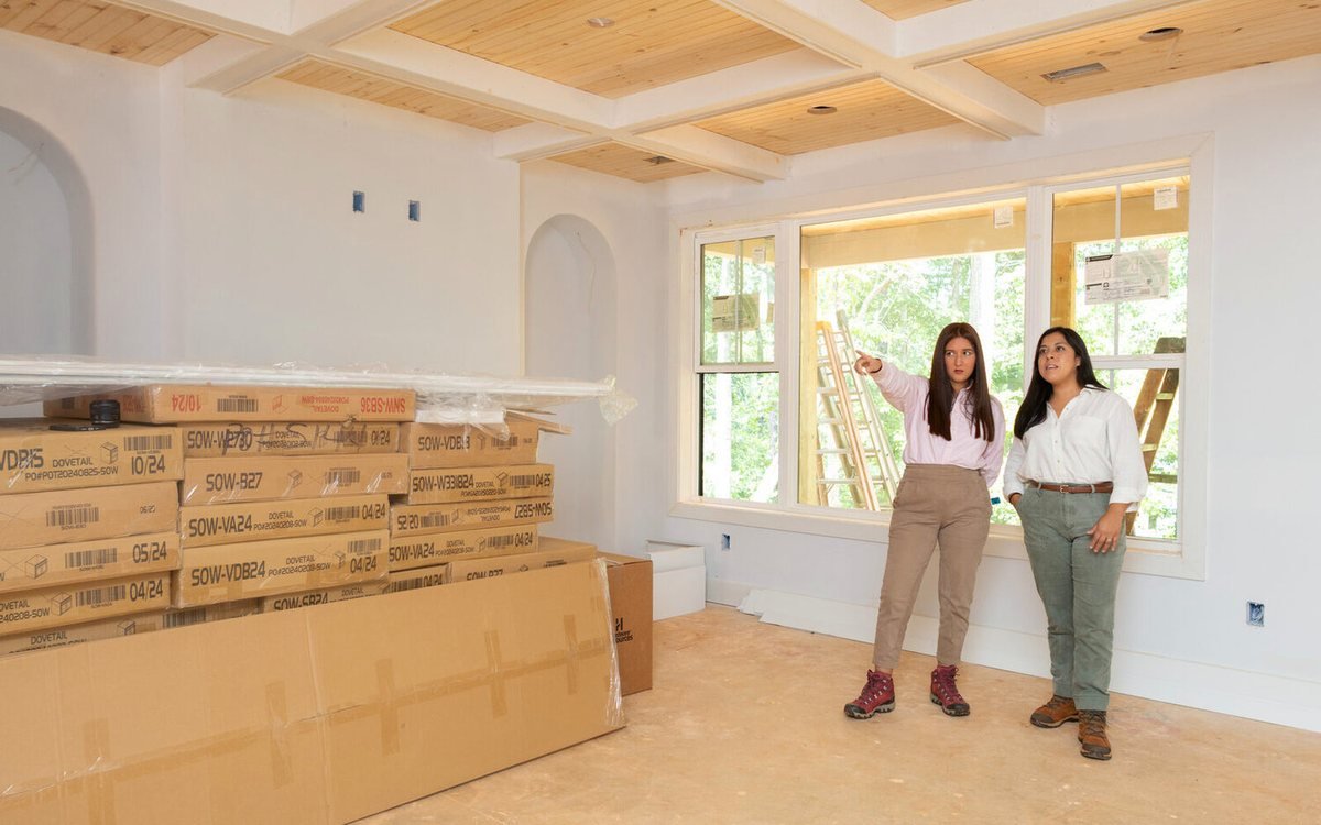 América Ahumada con una alumna dentro de una casa terminada