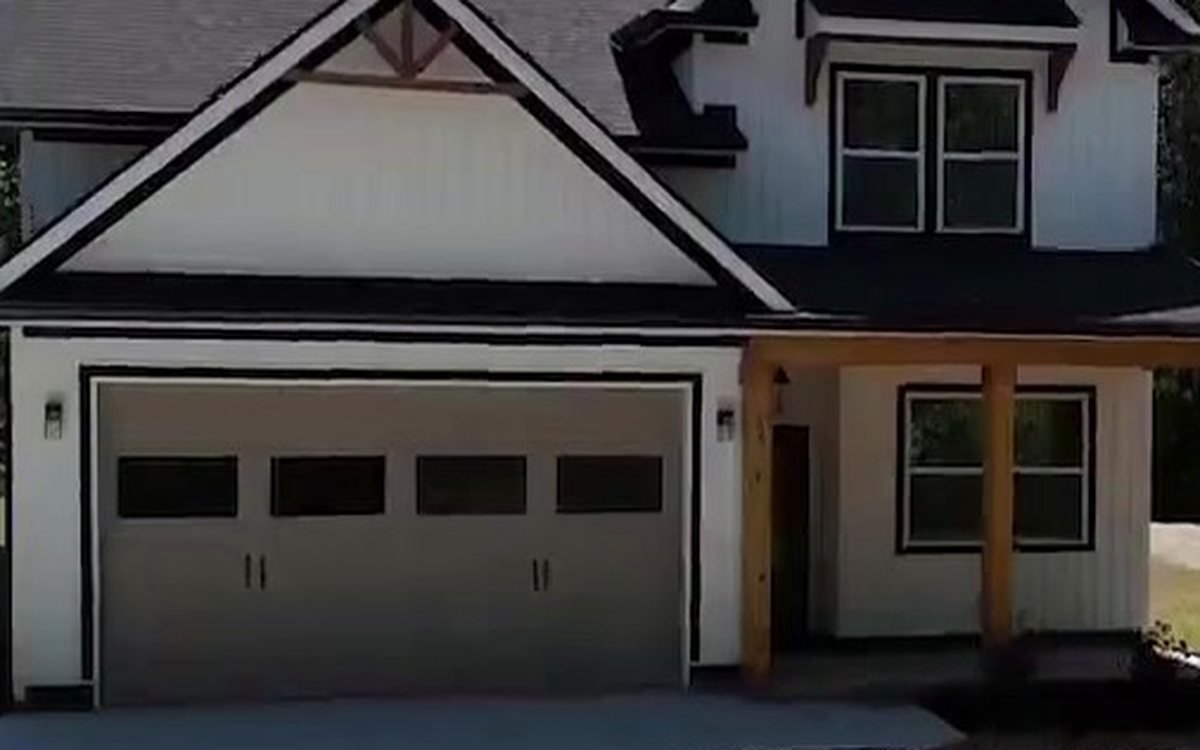 Fachada de una casa entregada por Territorio América