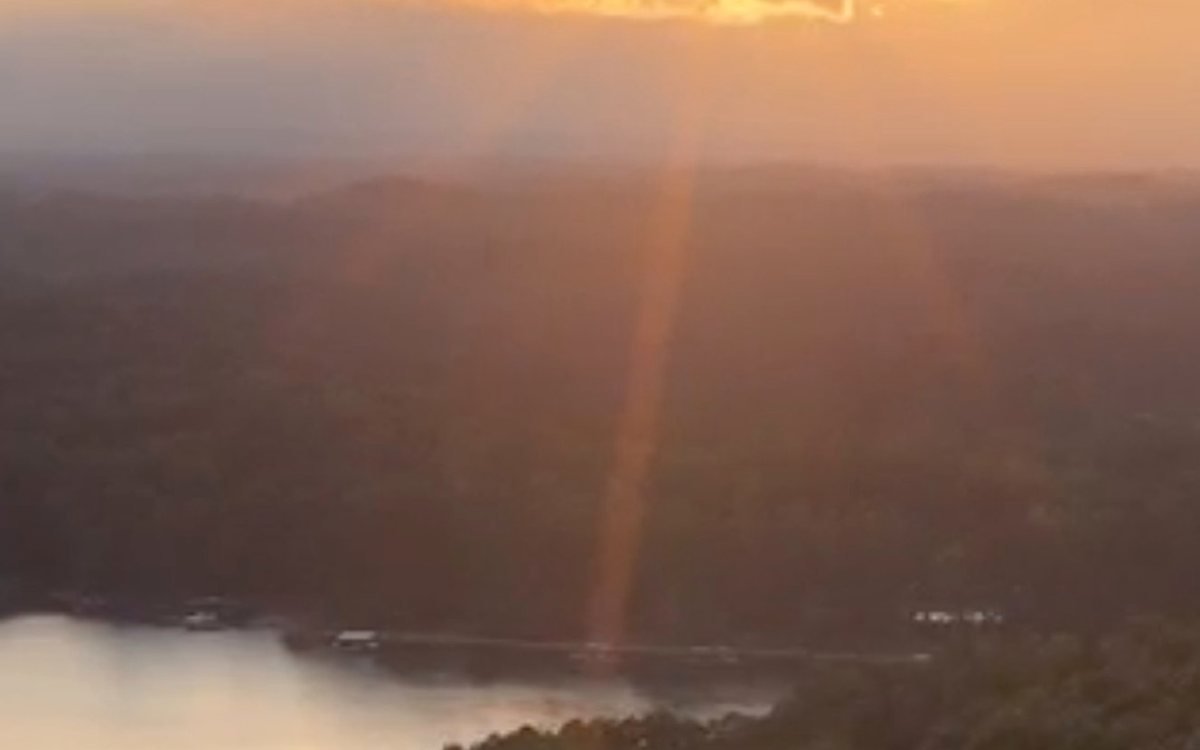 Vista aérea del bosque y el lago al atardecer en Carolina del Sur